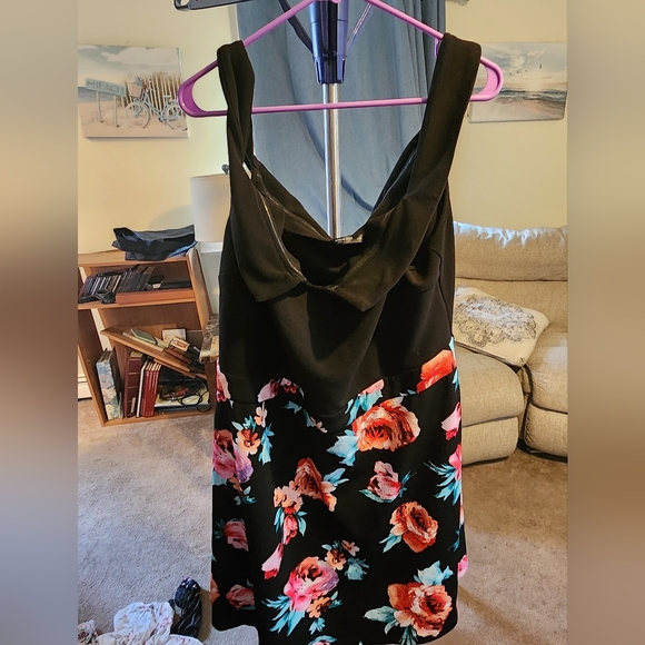 Dress - Picture 5 of 6